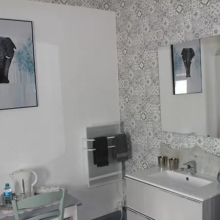 Chambres D'hotes Les Meneaux Bed & Breakfast *